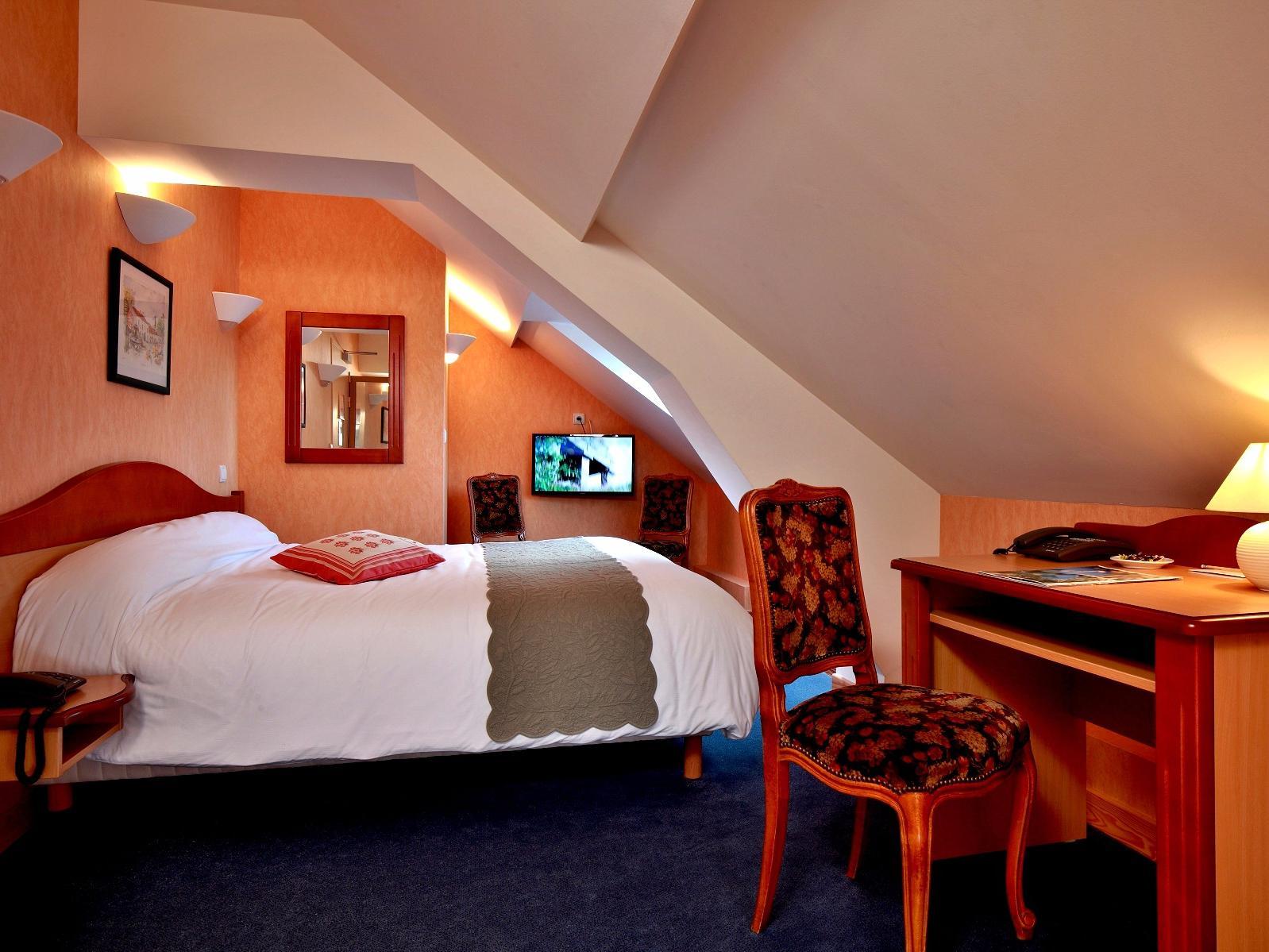 Logis Hotel & Restaurant Des Lacs Celles-sur-Plaine Esterno foto