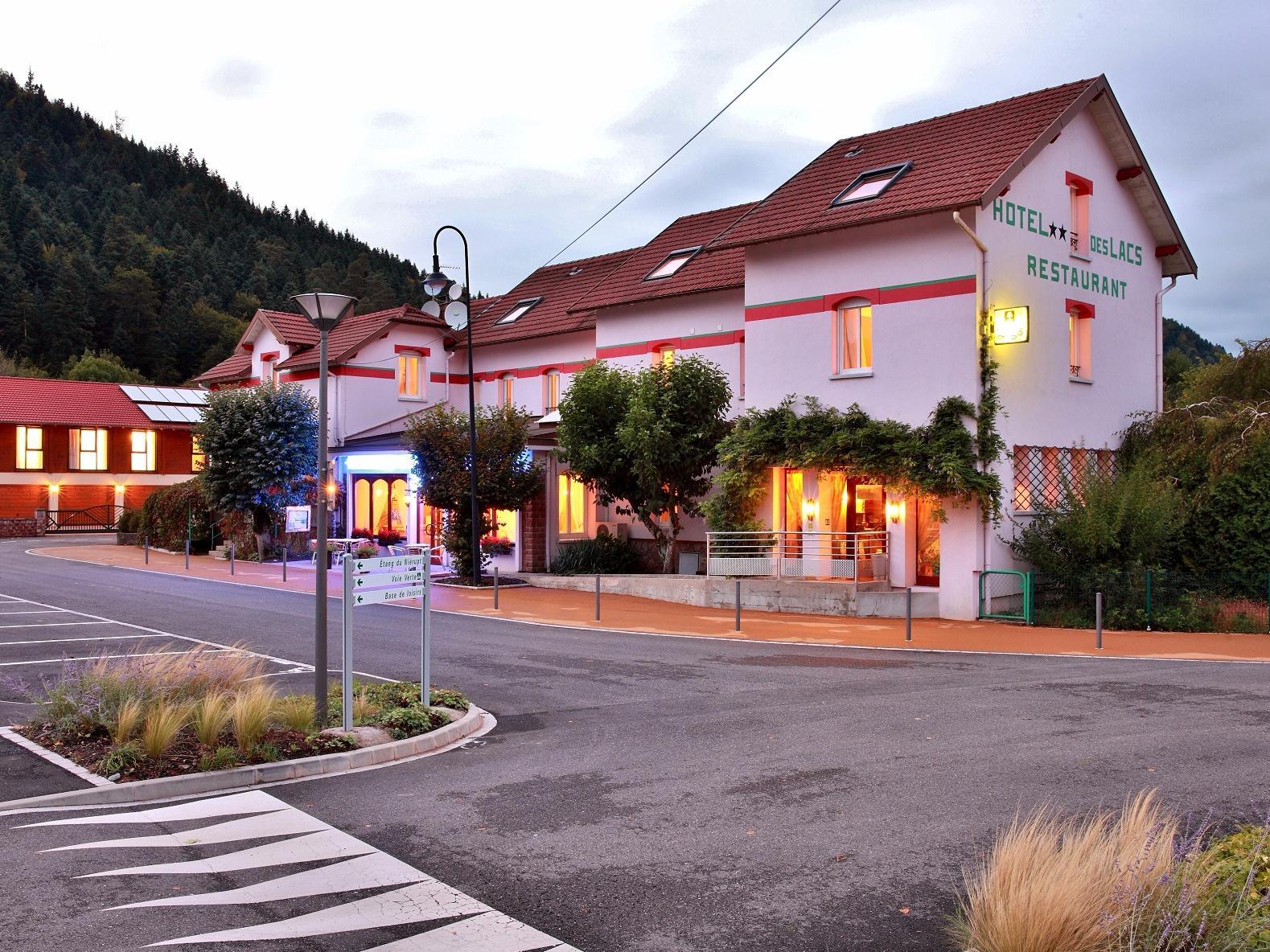 Logis Hotel & Restaurant Des Lacs Celles-sur-Plaine Esterno foto