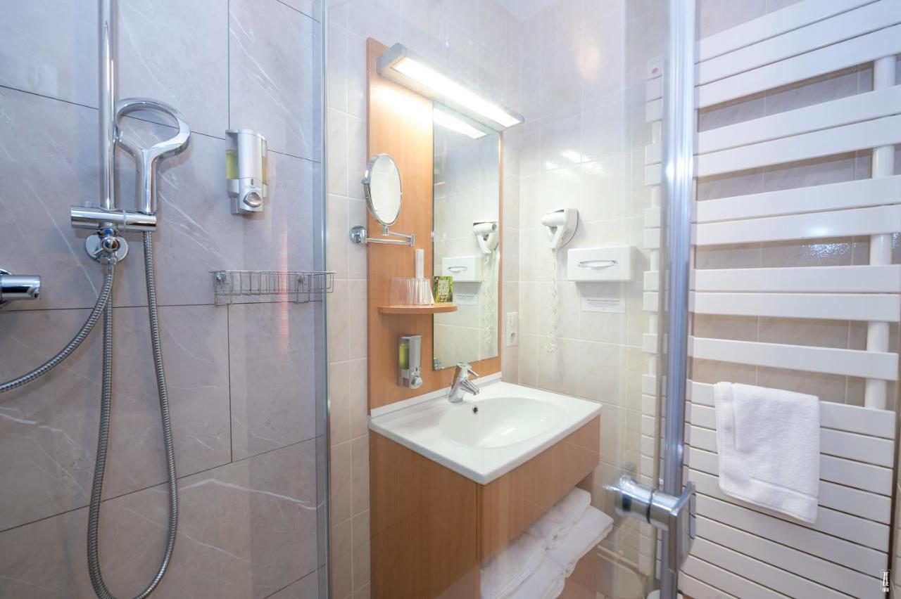 Logis Hotel & Restaurant Des Lacs Celles-sur-Plaine Esterno foto
