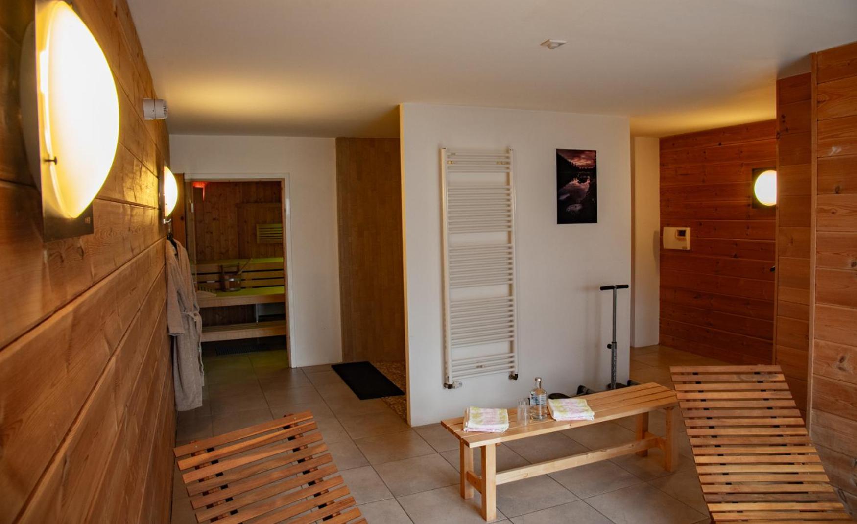 Logis Hotel & Restaurant Des Lacs Celles-sur-Plaine Esterno foto