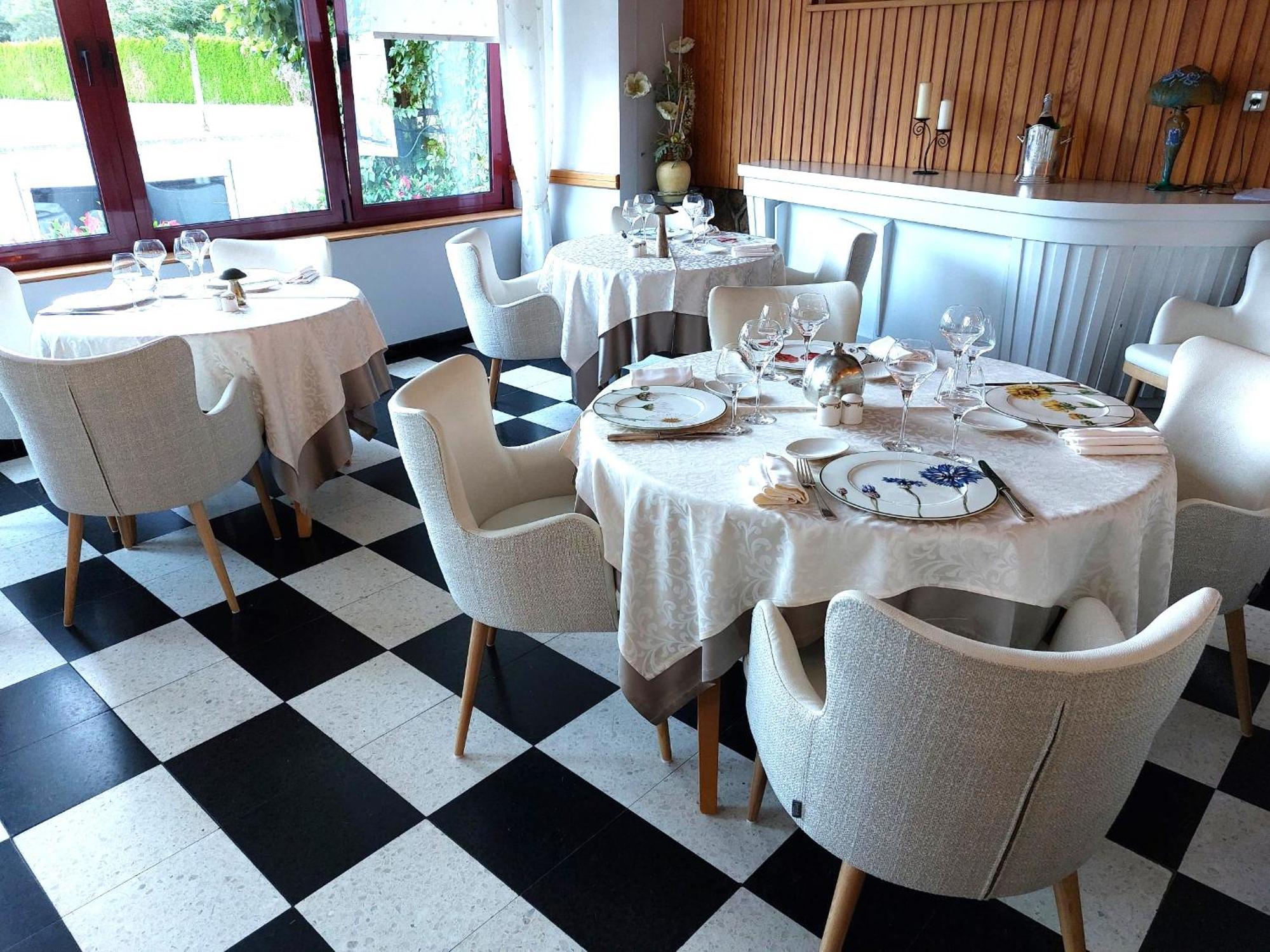 Logis Hotel & Restaurant Des Lacs Celles-sur-Plaine Esterno foto