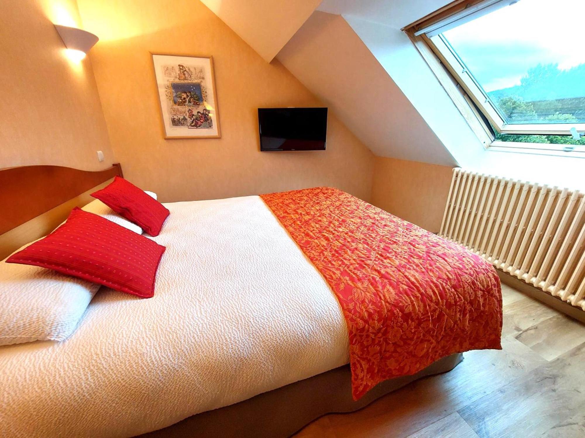 Logis Hotel & Restaurant Des Lacs Celles-sur-Plaine Esterno foto