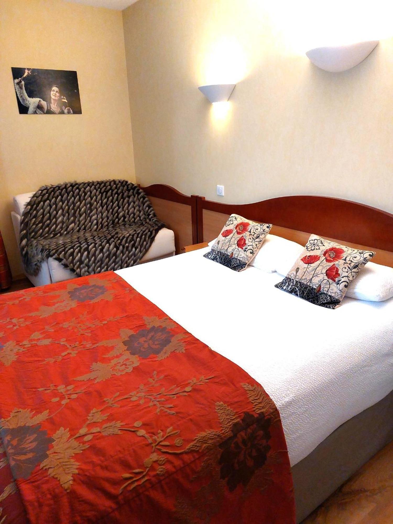 Logis Hotel & Restaurant Des Lacs Celles-sur-Plaine Esterno foto
