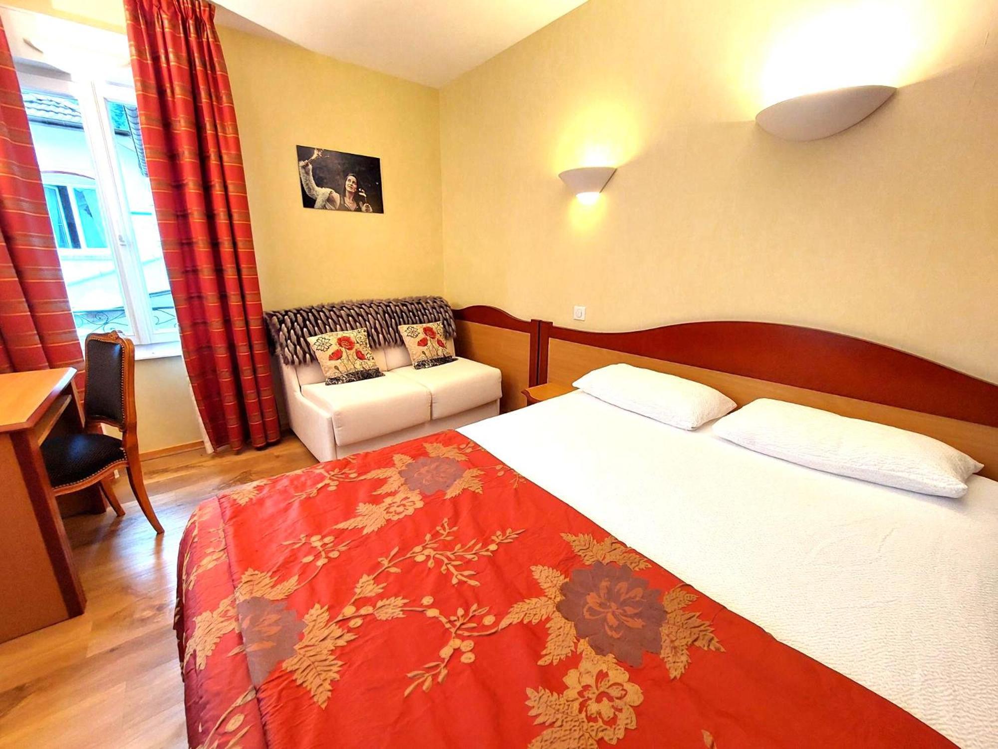 Logis Hotel & Restaurant Des Lacs Celles-sur-Plaine Esterno foto