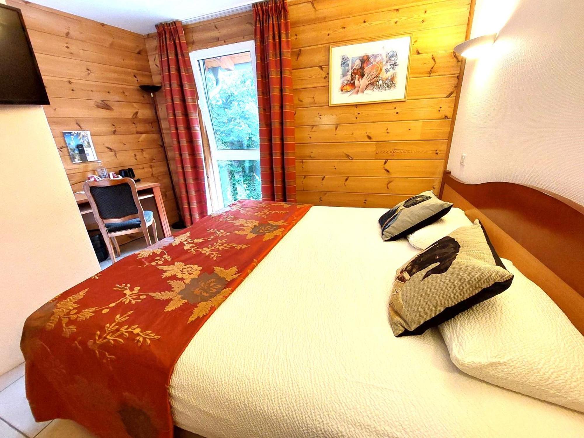 Logis Hotel & Restaurant Des Lacs Celles-sur-Plaine Esterno foto
