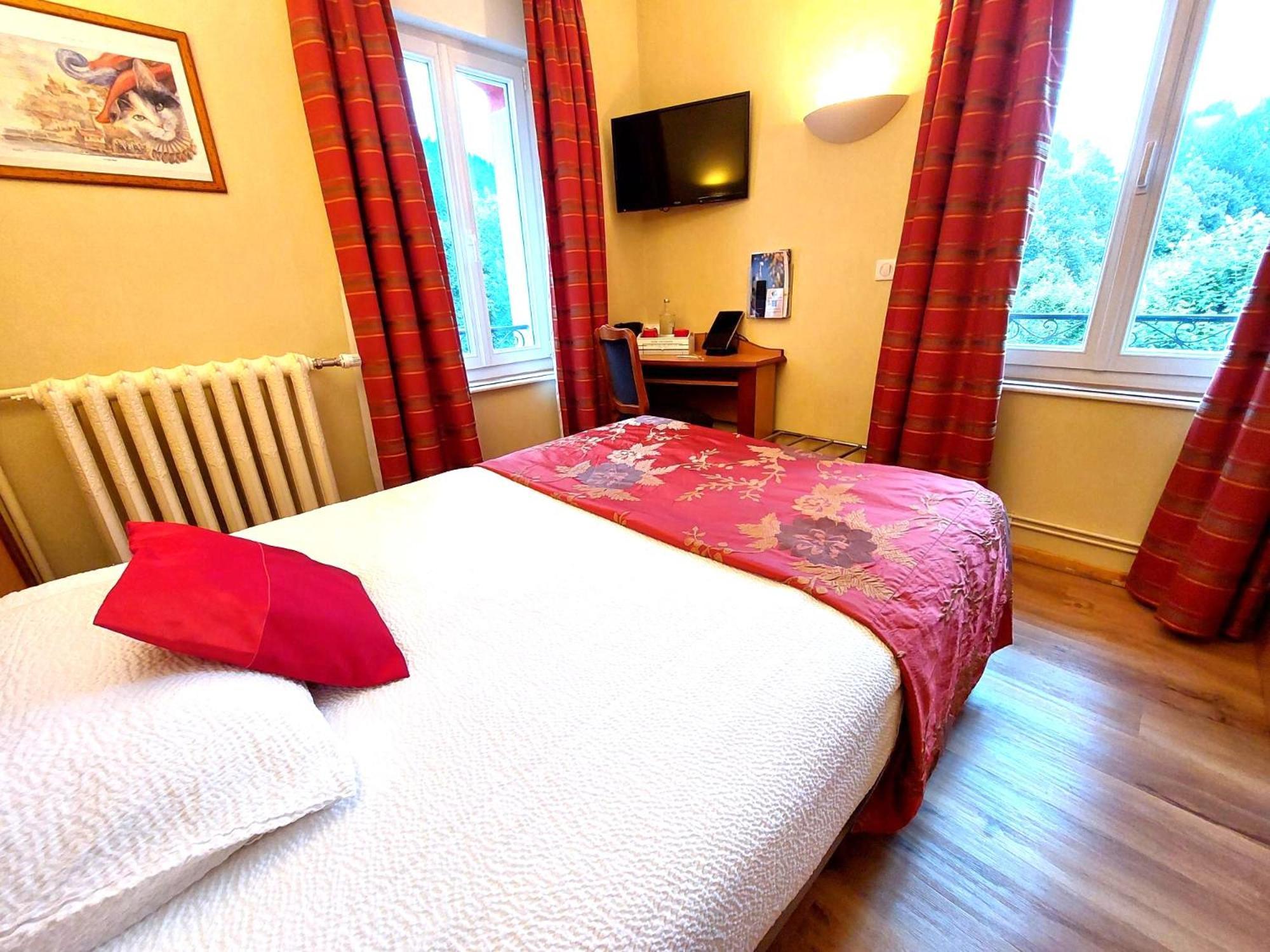 Logis Hotel & Restaurant Des Lacs Celles-sur-Plaine Esterno foto