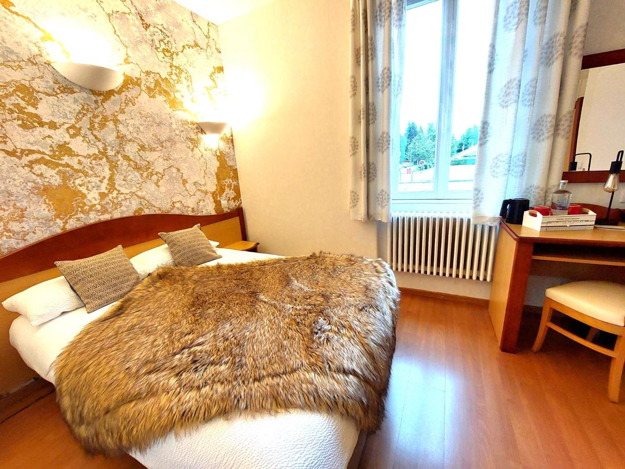 Logis Hotel & Restaurant Des Lacs Celles-sur-Plaine Esterno foto