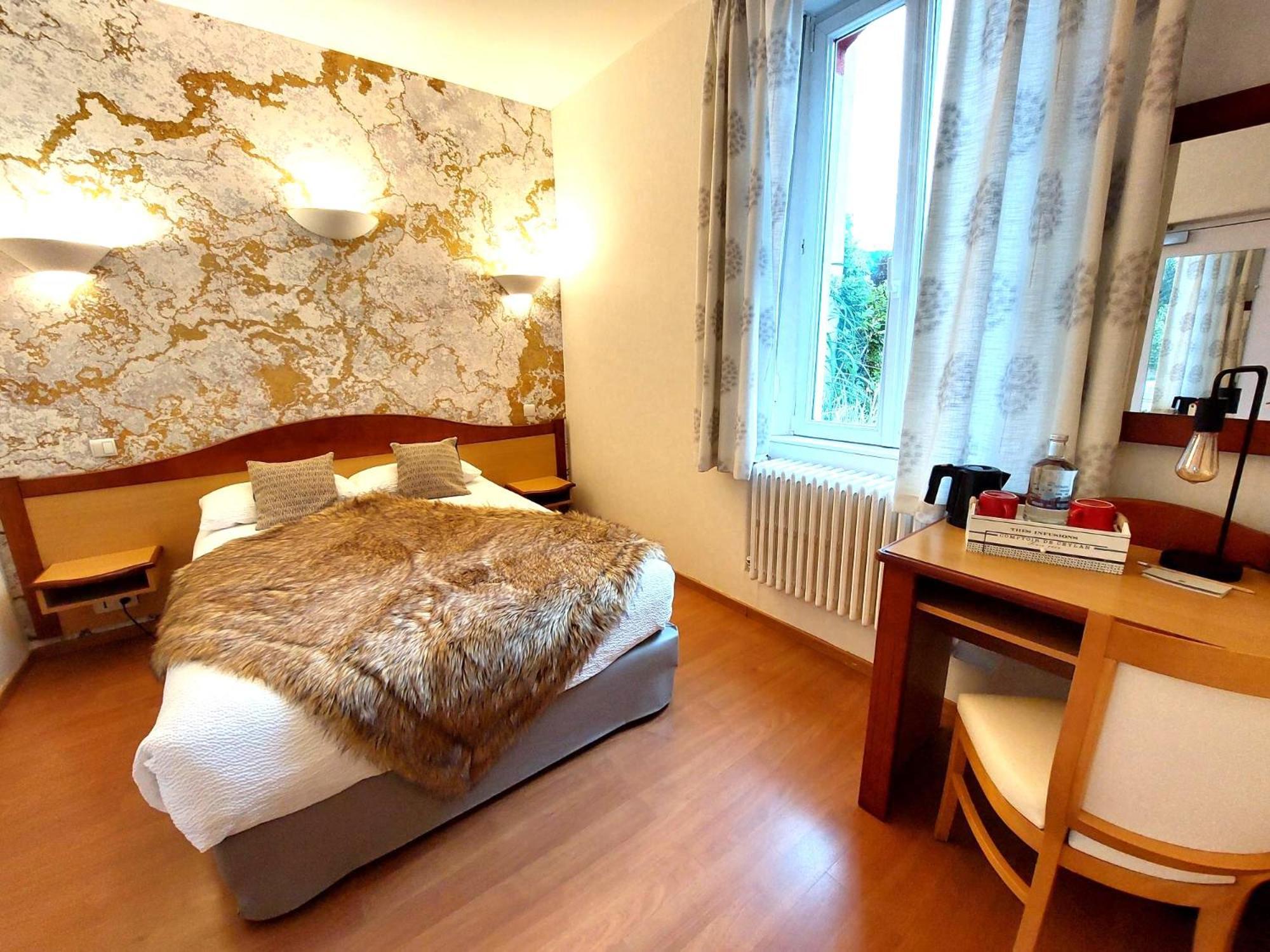Logis Hotel & Restaurant Des Lacs Celles-sur-Plaine Esterno foto