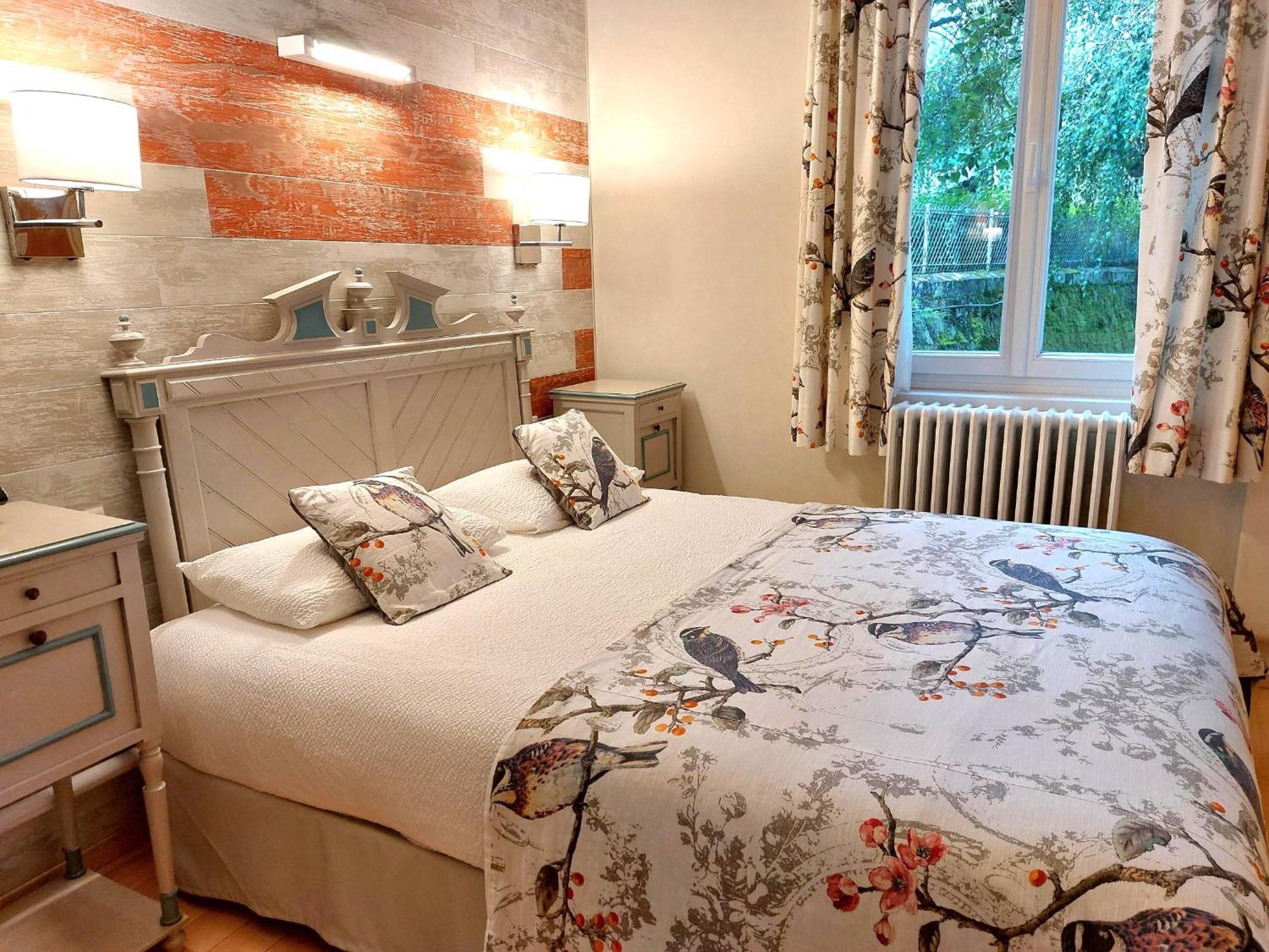 Logis Hotel & Restaurant Des Lacs Celles-sur-Plaine Esterno foto