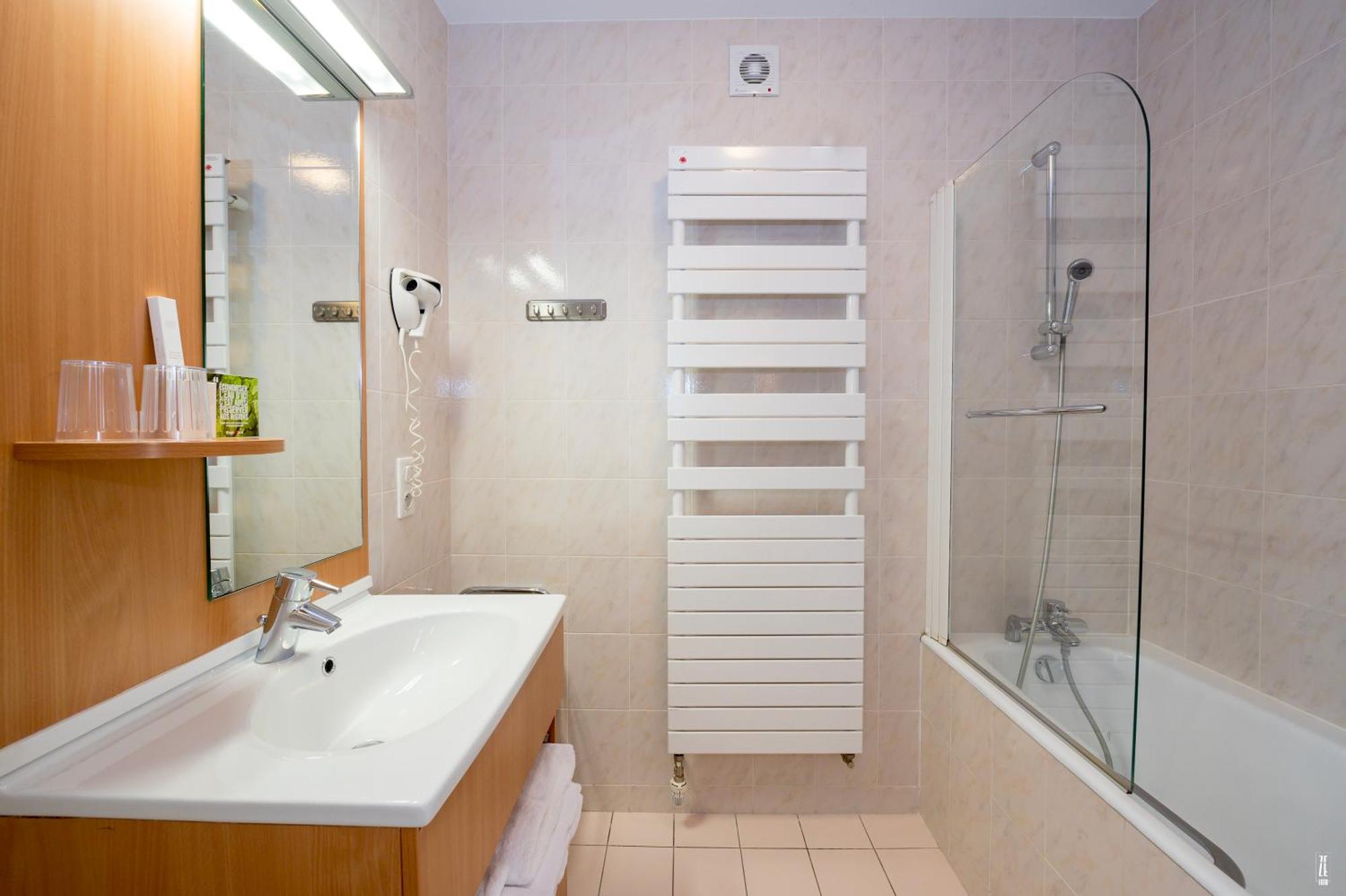 Logis Hotel & Restaurant Des Lacs Celles-sur-Plaine Esterno foto
