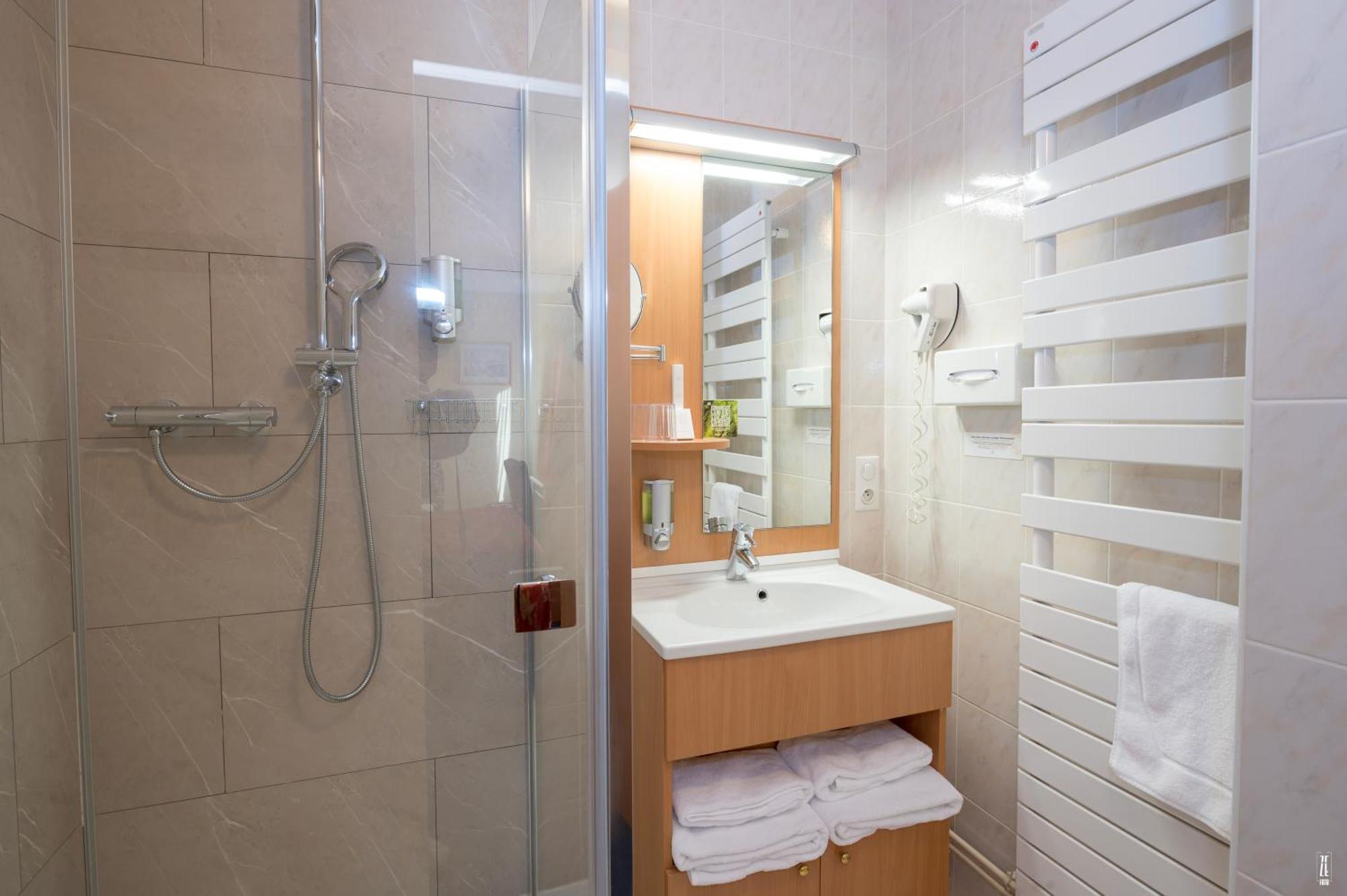 Logis Hotel & Restaurant Des Lacs Celles-sur-Plaine Esterno foto