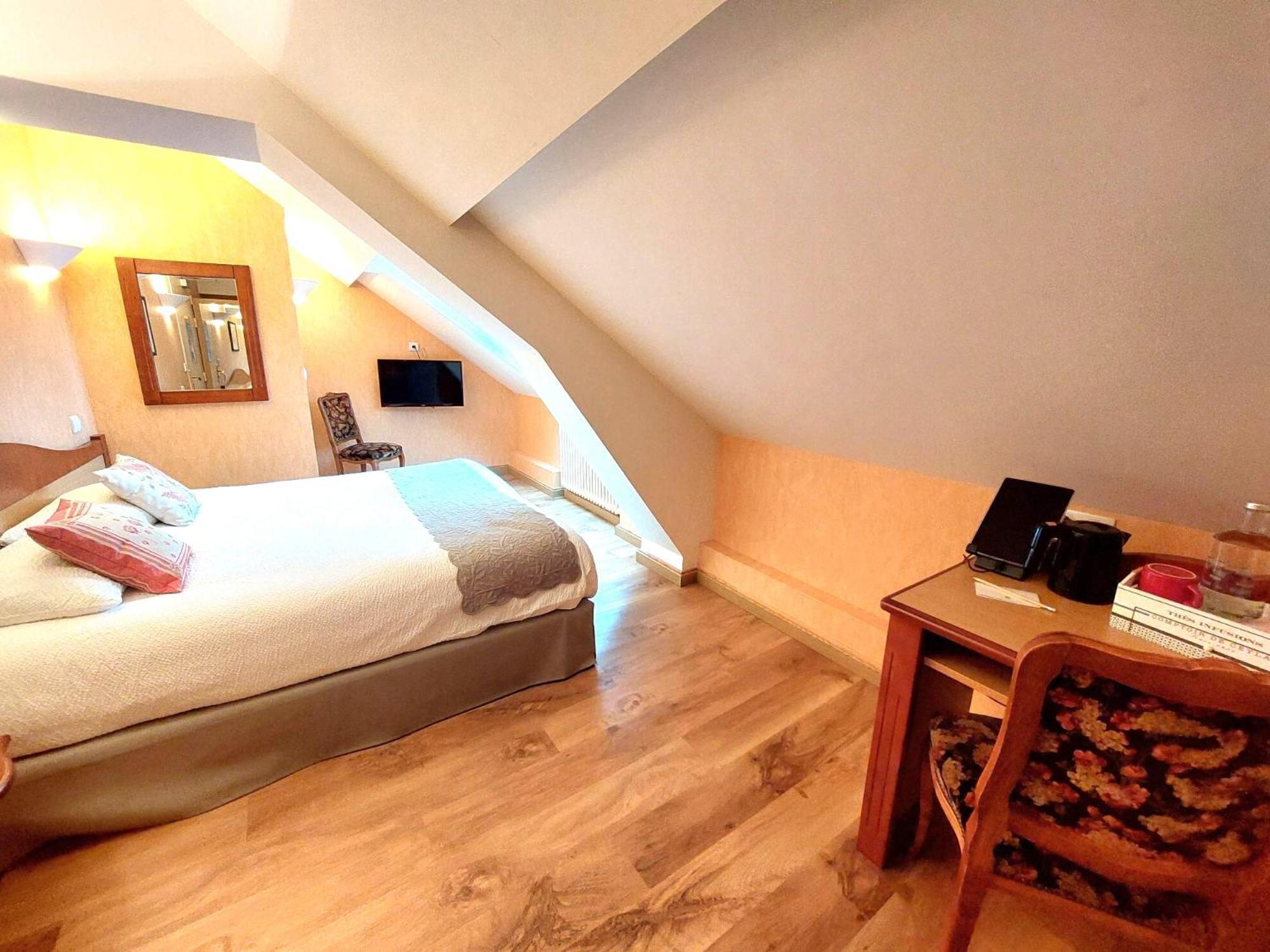 Logis Hotel & Restaurant Des Lacs Celles-sur-Plaine Esterno foto
