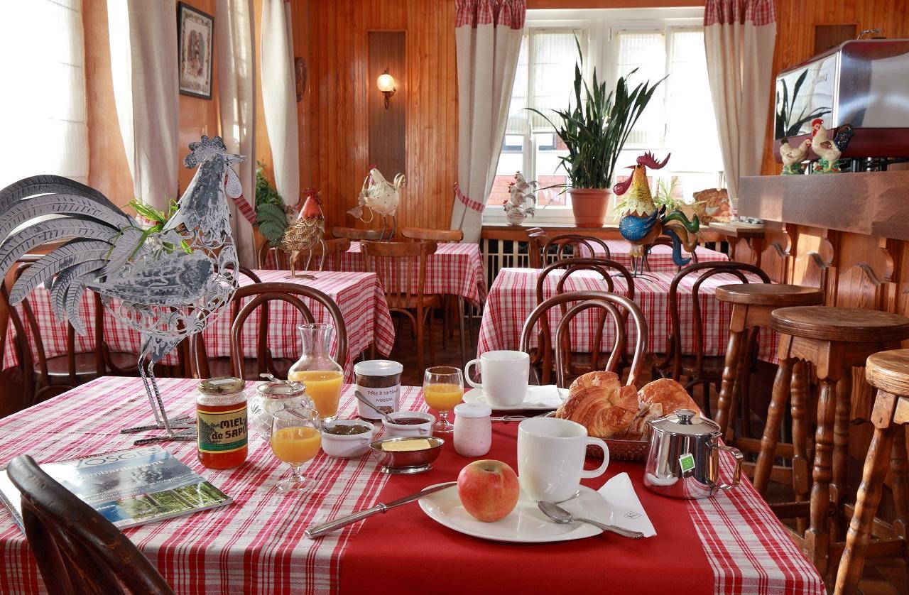 Logis Hotel & Restaurant Des Lacs Celles-sur-Plaine Esterno foto