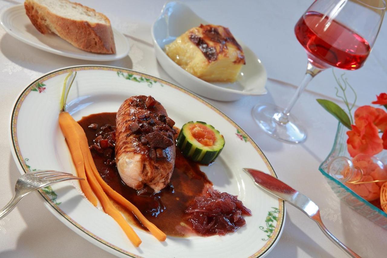 Logis Hotel & Restaurant Des Lacs Celles-sur-Plaine Esterno foto